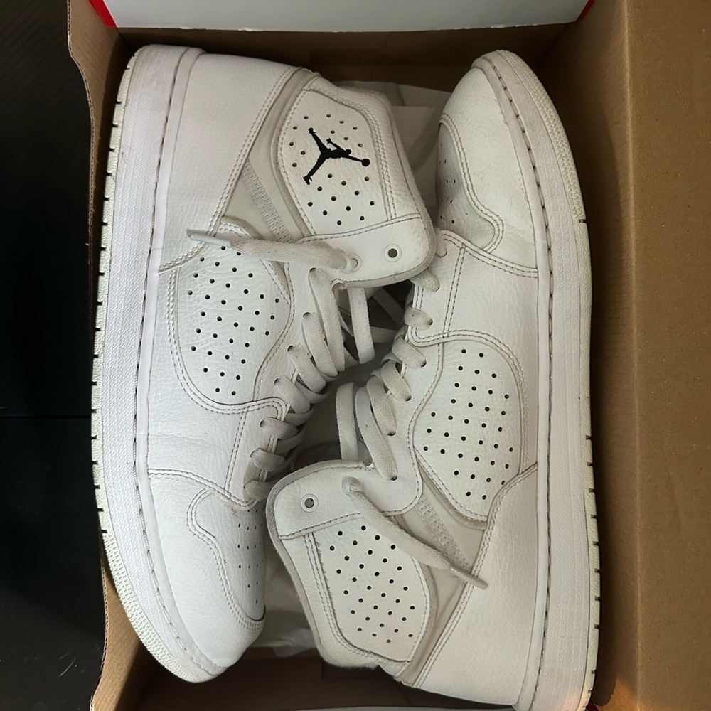 White Jordan Mids